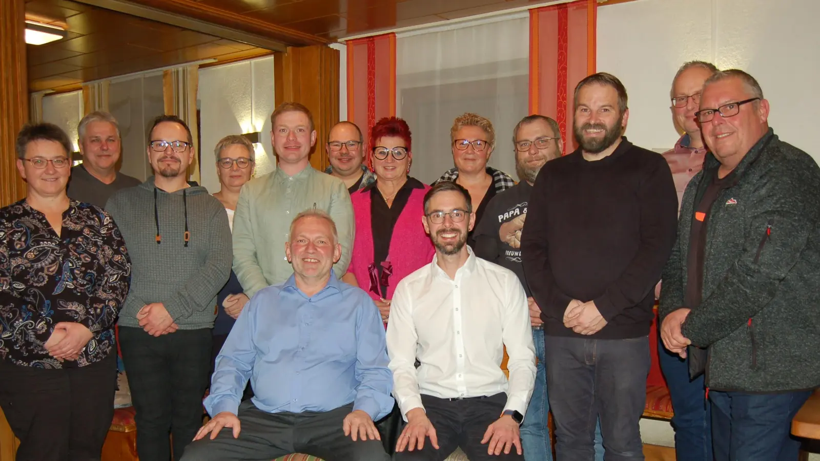 Wollen sich mit ihren Ideen für die weitere Entwicklung von Dürrwangen einsetzen: die Gemeinderatskandidatinnen und -kandidaten der Wählergruppe Markt Dürrwangen mit ihrem Bürgermeisterkandidaten Jens Goth (sitzend, rechts). (Foto: Markus Weinzierl)