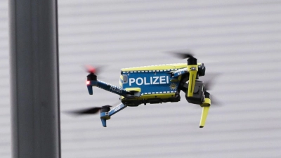 Mit einer Polizeidrohne suchten die Beamten nach den Unbekannten. (Symbolbild) (Foto: Christian Charisius/dpa)