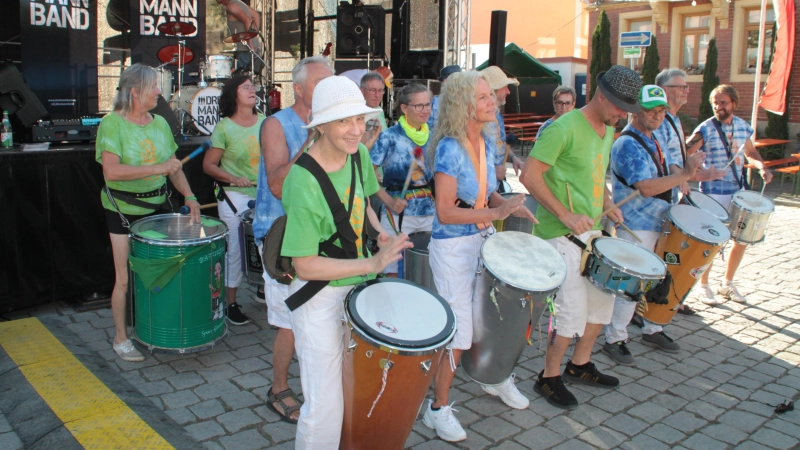 Am Holzmarkt stimmen die „Batukeros“ die Besucher auf einen heißen Abend ein. (Foto: Hans-Bernd Glanz)