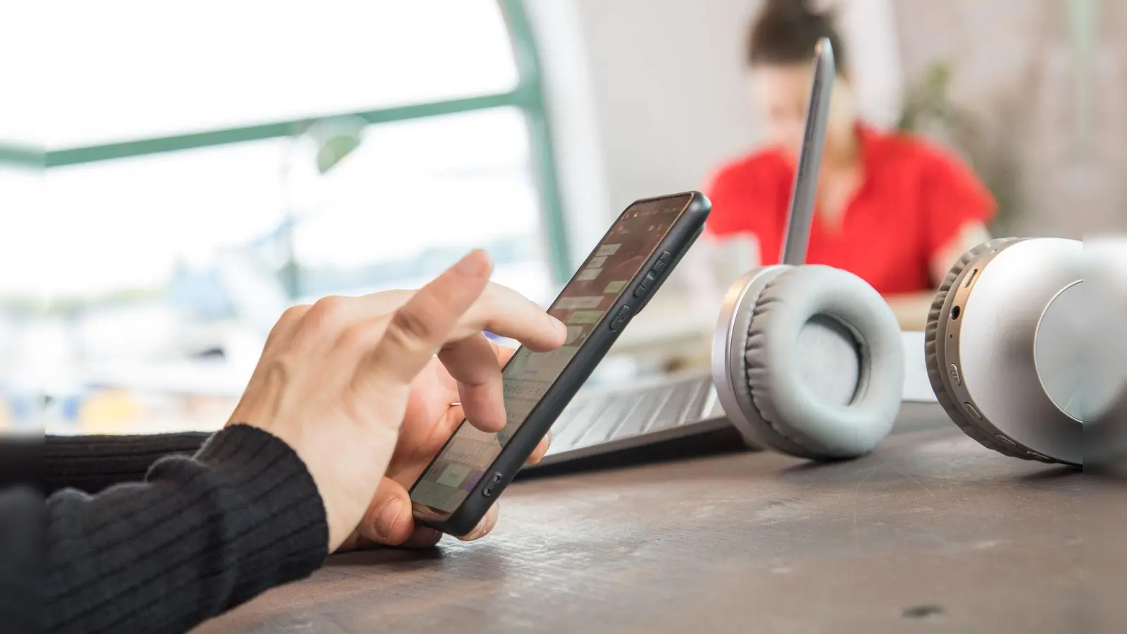 Wird meist in Maßen geduldet, sind aber eigentlich nicht erlaubt: private Chatnachrichten während der Arbeitszeit. (Foto: Christin Klose/dpa-tmn)