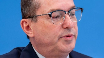 Zum ersten Mal wird die Statistik zur politisch motivierten Kriminalität von Bundesinnenminister Alexander Dobrindt (CSU) vorgestellt. Erhoben wurden die Daten dafür vor seinem Amtsantritt. (Foto: Michael Kappeler/dpa)