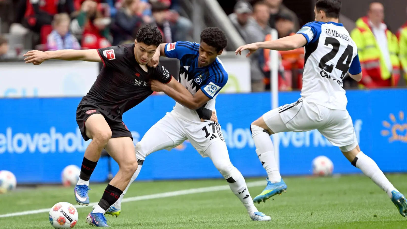 Kampf um den Ball: Leverkusen war gegen den HSV gefordert. (Foto: Federico Gambarini/dpa)