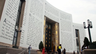 Auf der Außenwand der Brooklyn Public Library sind Songtexte von US-Rapper Jay-Z zu sehen. (Foto: Christina Horsten/dpa)