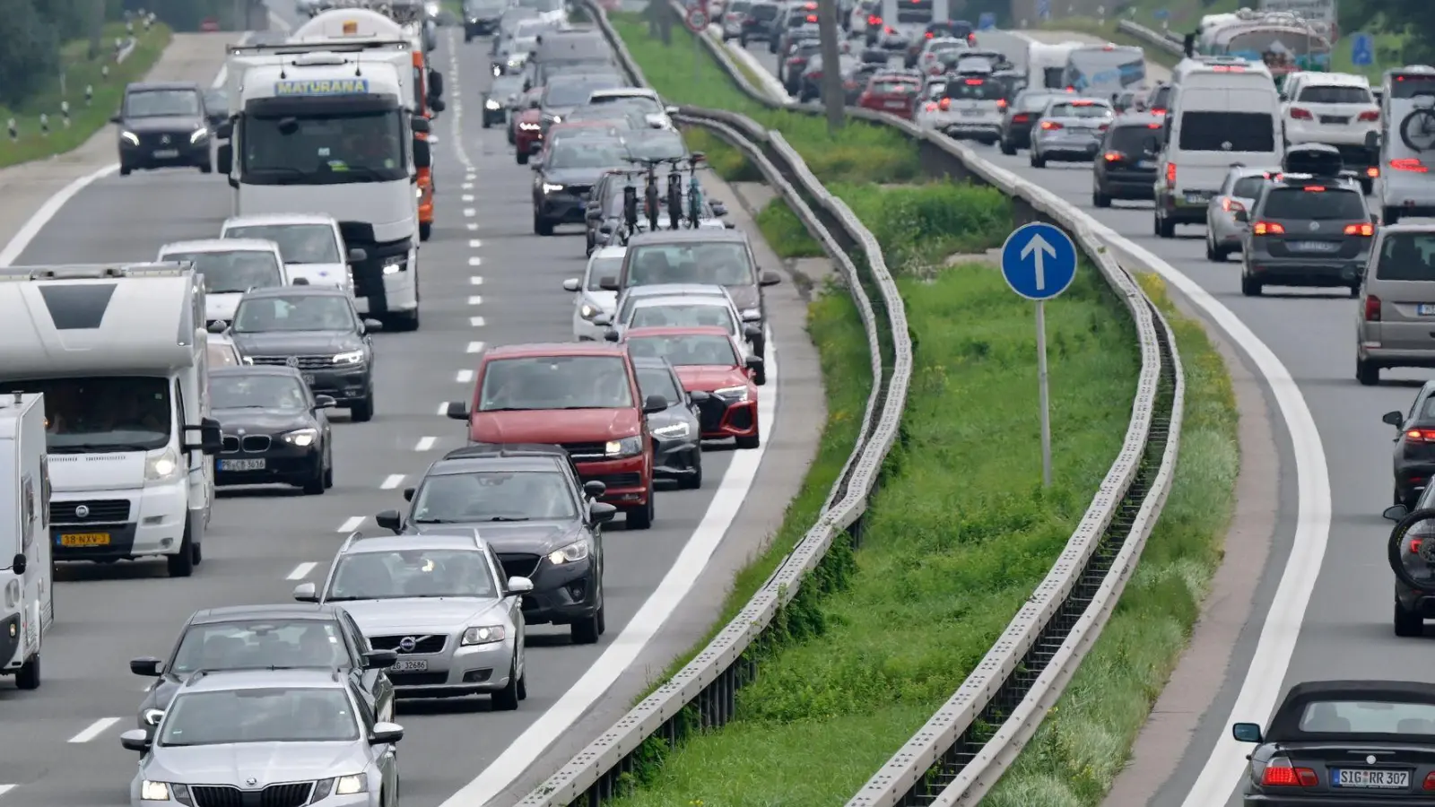 Auf Bayern Autobahnen könnte es am Wochenende voll werden - besonders in Richtung Süden. (Archivbild)  (Foto: Uwe Lein/dpa)