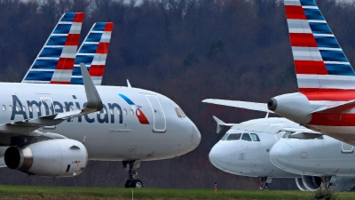Bei American Airlines hat man für randalierende Passagiere Klebeband an Bord. Andere Airlines wählen auch mildere Mittel. (Foto: Gene J. Puskar/AP/dpa-tmn)