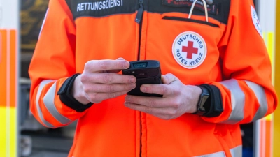 Das Bayerische Rote Kreuz hält den geplanten Uniformtag für eine schlechte Idee. (Archivbild) (Foto: Armin Weigel/dpa)