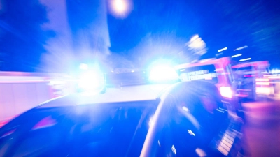 Eine Polizeistreife lieferte sich mit über 220 Kilometern pro Stunde eine Verfolgungsjagd mit einem 22-jährigen Autofahrer. (Symbolbild: Christophe Gateau/dpa)