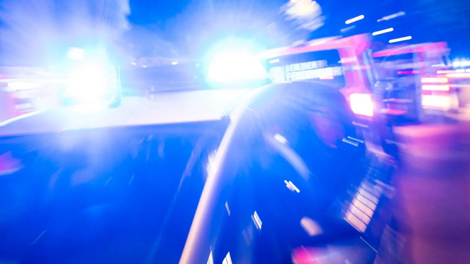 Die Polizei sucht nach einem Unfall am Samstagabend auf der Autobahn A6 bei Schnelldorf nach Zeugen. (Symbolbild: Christophe Gateau/dpa)