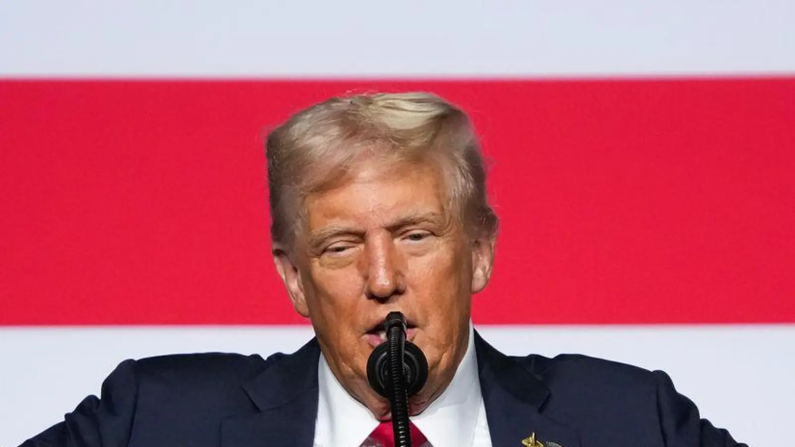 Trump wünscht, dass die Unis verbieten, was „konservative Ideen bestrafen, herabsetzen oder sogar Gewalt gegen sie anstiften könnte“.   (Foto: Andrew Harnik/Pool Getty Images North America/AP/dpa)