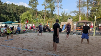 Der Blick der Aktiven richtete sich stets auf das Spielgerät, hier beim Aufschlag (links). (Foto: Friedrich Zinnecker)
