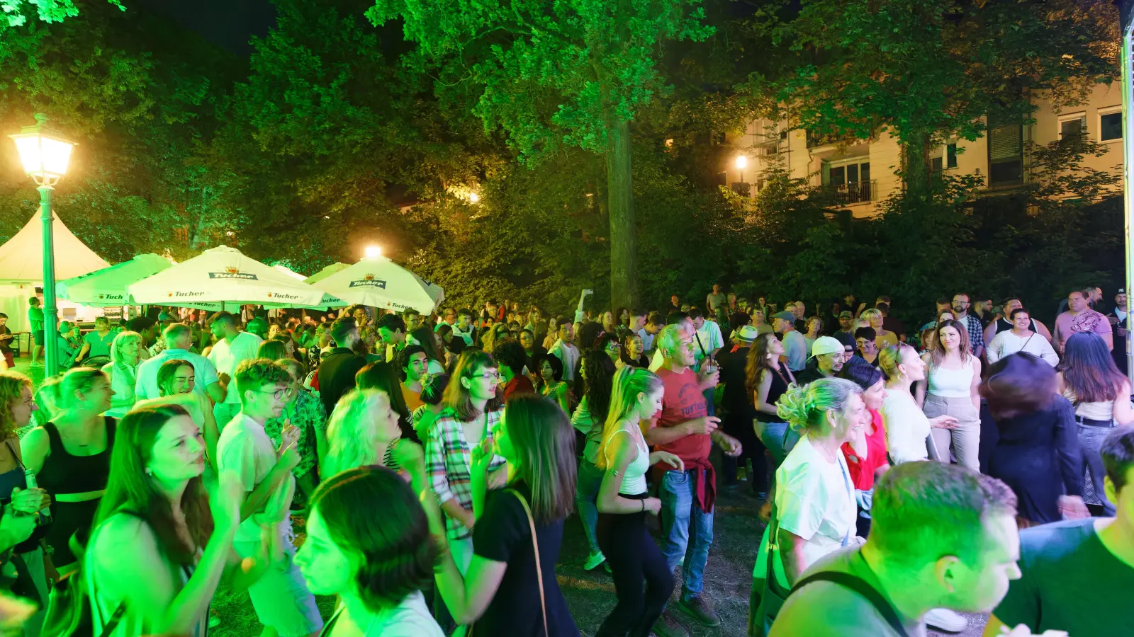Die Besucher der neuen Altstadtfest-Location fühlten sich offensichtlich sehr wohl im Stadtgraben. (Foto: Zeynel Dönmez)