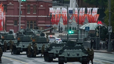 In Moskau laufen letzte Vorbereitungen für die Militärparade auf dem Roten Platz. (Archivbild) (Foto: Pavel Bednyakov/AP/dpa)