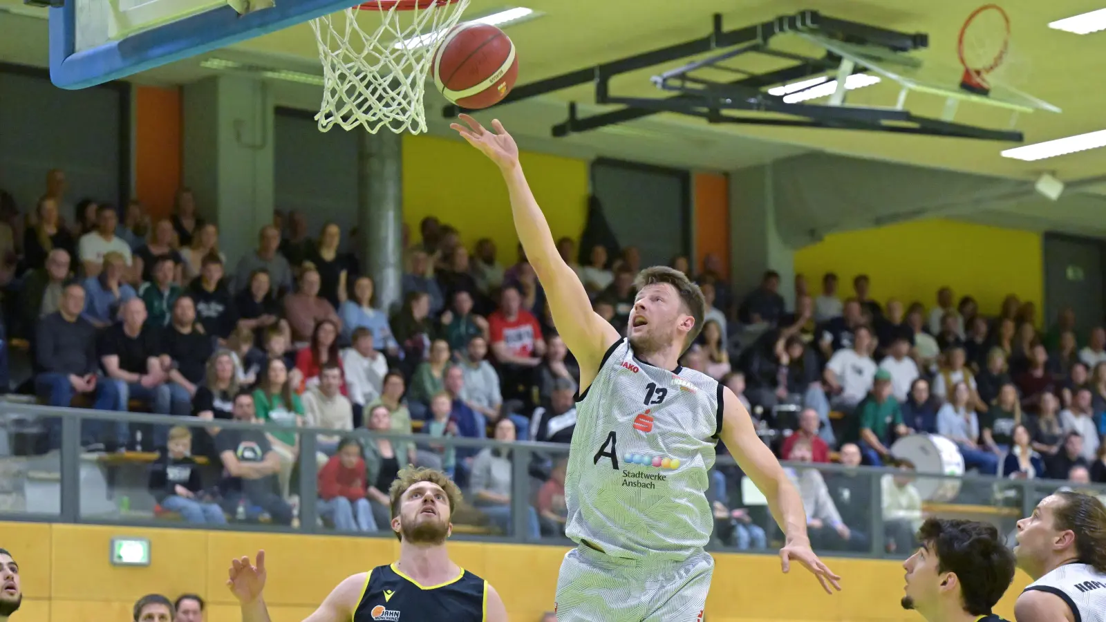 Sebastian Schröder (in Weiß) war in München mit 28 Punkten Ansbachs bester Werfer (hier in Spiel 1). (Foto: Martin Rügner)