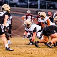 Ein großer Mann macht sich klein und spungbereit: Moritz Schmoranzer (Bildmitte, weißes Trikot, kauernd) beim Training mit seinen neuen Teamkollegen am Wofford College in Spartanburg.  (Foto: Wofford College Athletics)