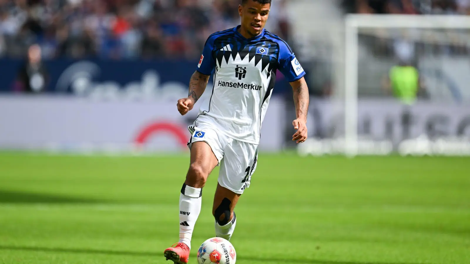 Künftig für Mainz 05 am Ball: Der bisherige HSV-Stürmer Ransford Königsdörffer. (Archivbild) (Foto: Florian Wiegand/dpa)