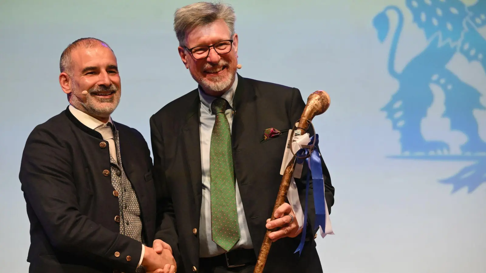 Der neue Präsident des Bayerischen Brauerbundes Stefan Kreisz (l) und sein Vorgänger, Georg Schneider. (Foto: Felix Hörhager/dpa)