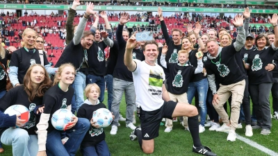 Felix Brych (m) erlebte einen emotionalen Abschied aus der Fußball-Bundesliga. (Foto: Daniel Löb/dpa)