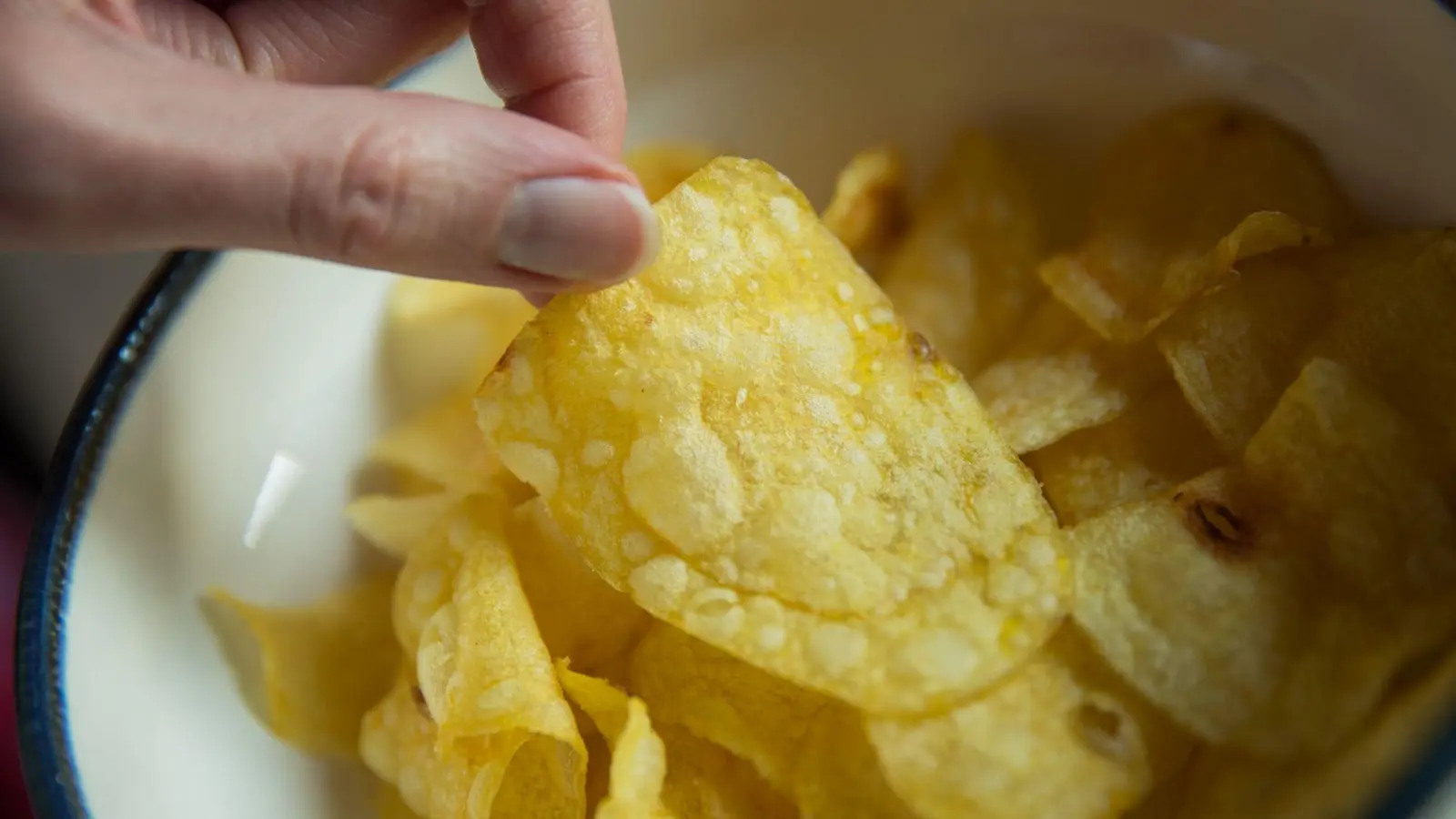 Lust auf Chips hatte ein Jugendlicher in Ansbach. Er nahm gleich einen ganzen Automaten mit.  (Archivbild: Daniel Karmann/dpa)