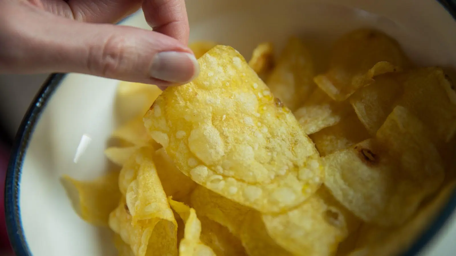 Chips gehören zu den beliebtesten Snacks bei Verbrauchern in Deutschland - manche essen sie auch im Bett. (Archivfoto) (Foto: Daniel Karmann/dpa)