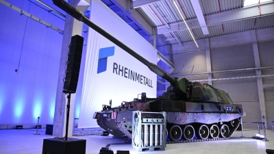 Eine Panzerhaubitze mit der passenden Artilleriemunition - bei der Eröffnung des Rheinmetall-Werks. (Foto: Julian Stratenschulte/dpa)
