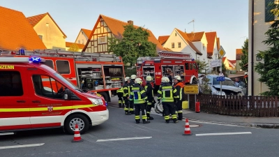 Auf der Brachbacher Straße in Obernzenn hat ein Autofahrer den Zaun eines Grundstücks durchbrochen und ist gegen eine Hauswand gefahren.  (Foto: NEWS5 / Schreiber)