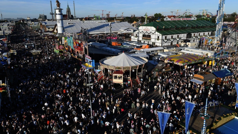 Die Wiesn ist dieses Jahr gut besucht. (Foto: Felix Hörhager/dpa)