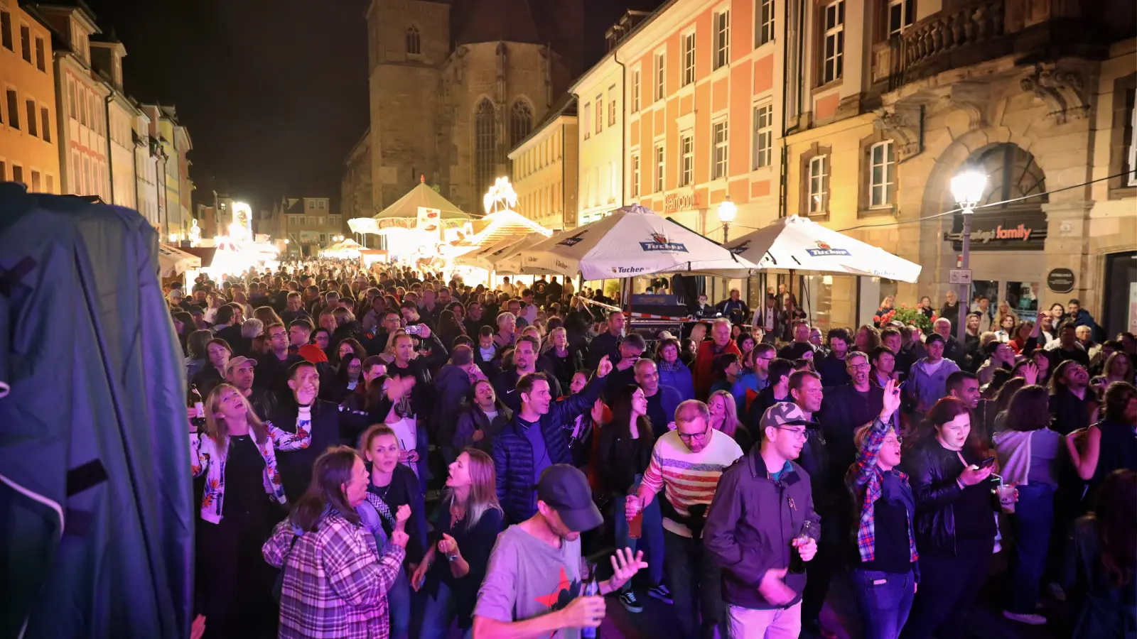 Ausgelassen feiern und tanzen die Besucher im Herzen von Ansbach. (Foto: Zeynel Dönmez)