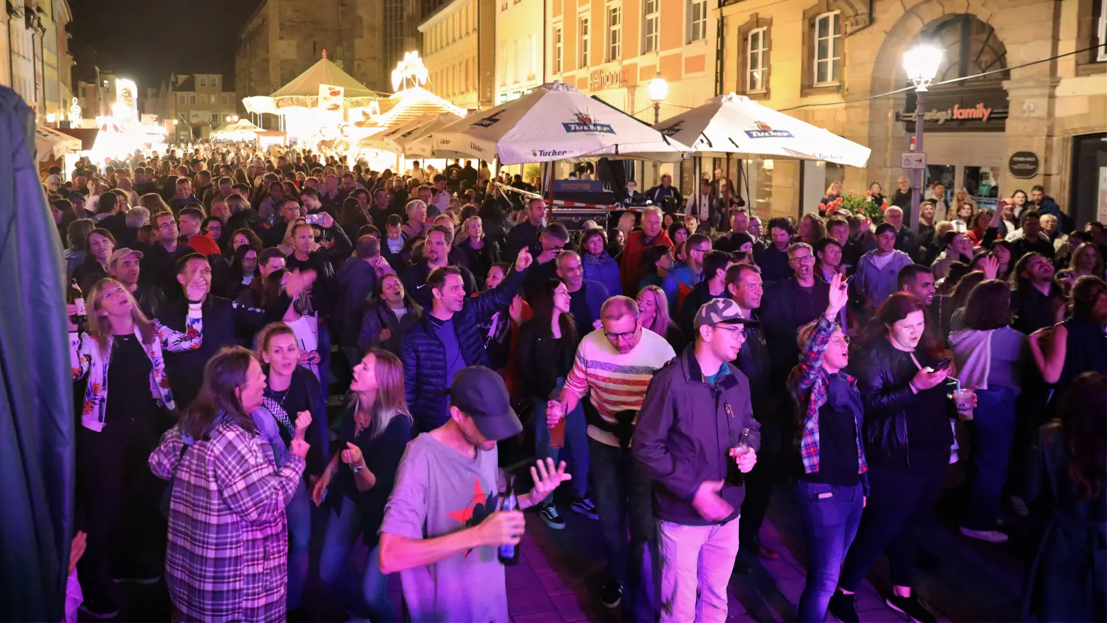 Ausgelassen feiern und tanzen die Besucher im Herzen von Ansbach. Auch zum Altstadtfest 2025 ist wieder ein buntes Programm aufgesetzt. (Foto: Zeynel Dönmez)