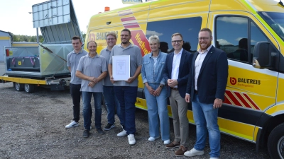 Bürgermeister Alexander Müller, Landrat Dr. Christian von Dobschütz, Firmengründerin Jutta Bauereiß sowie Dominik Bauereiß (von rechts) und sein Team präsentierten voller Stolz das neue Gütesiegel. Dieses Zertifikat muss übrigens jedes Jahr bestätigt werden.  (Foto: Patrick Lauer)