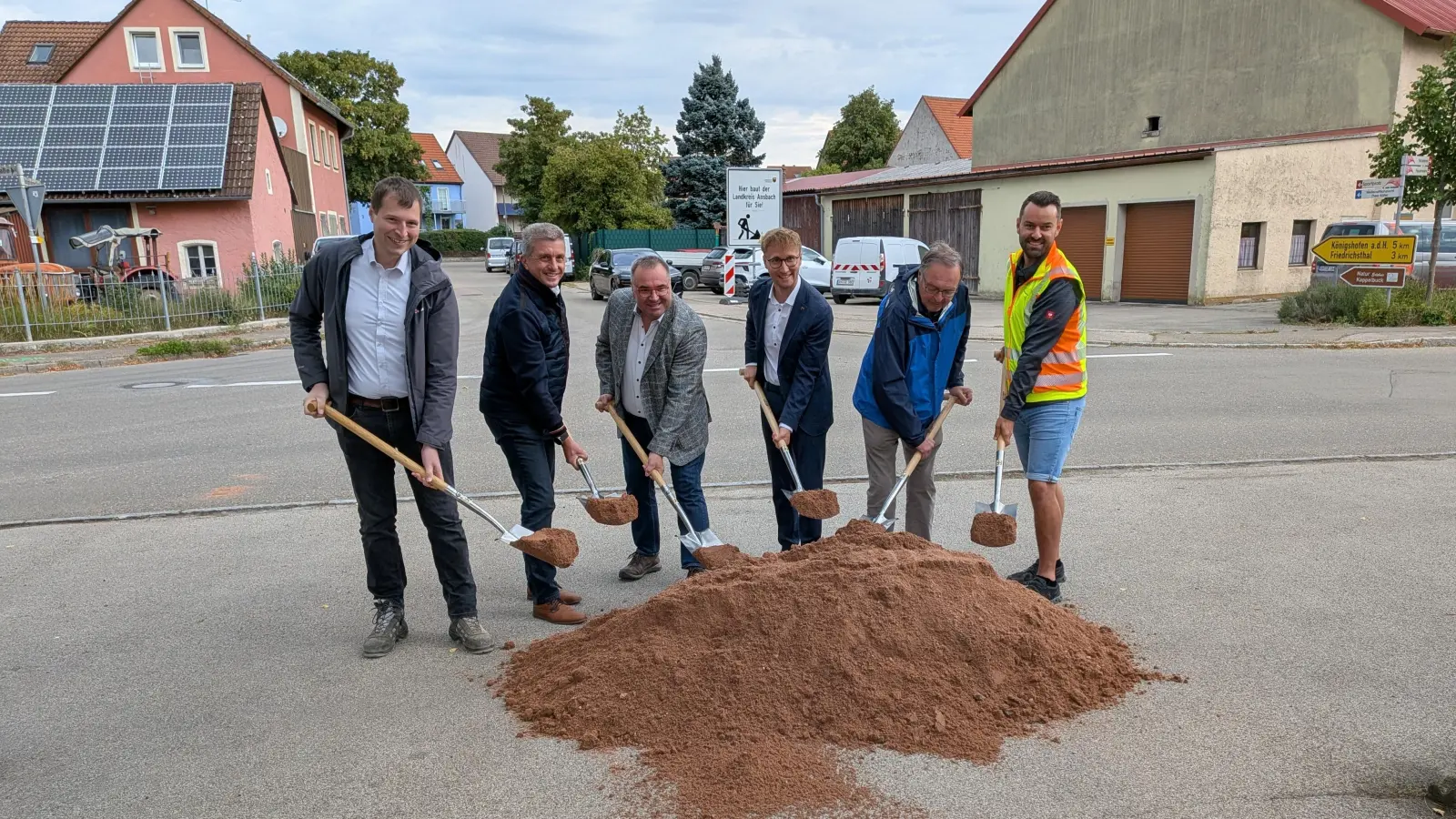 Beim Spatenstich (von links): Daniel Rosenbaum vom Staatlichen Bauamt Ansbach, Markus Kriegler vom Tiefbauamt am Landratsamt Ansbach, Bürgermeister Markus Prokopczuk, Landrat Marco Meier, Planer Willi Heller und Bauleiter Gabriel Stimpfle. (Foto: Friedrich Zinnecker)