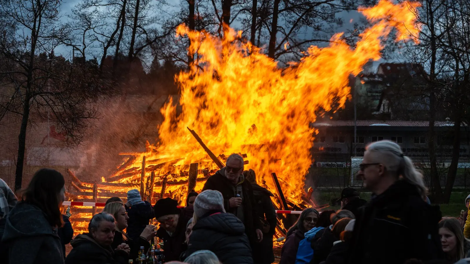 Osterfeuer-Atmosphäre - gesehen in Gutenstetten (Foto: Johann Schmidt)