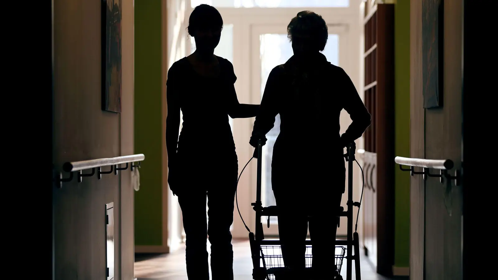 Noch ist eine Pflegereform nur in Konturen erkennbar, vieles ist noch strittig. (Symbolbild) (Foto: Oliver Berg/dpa)