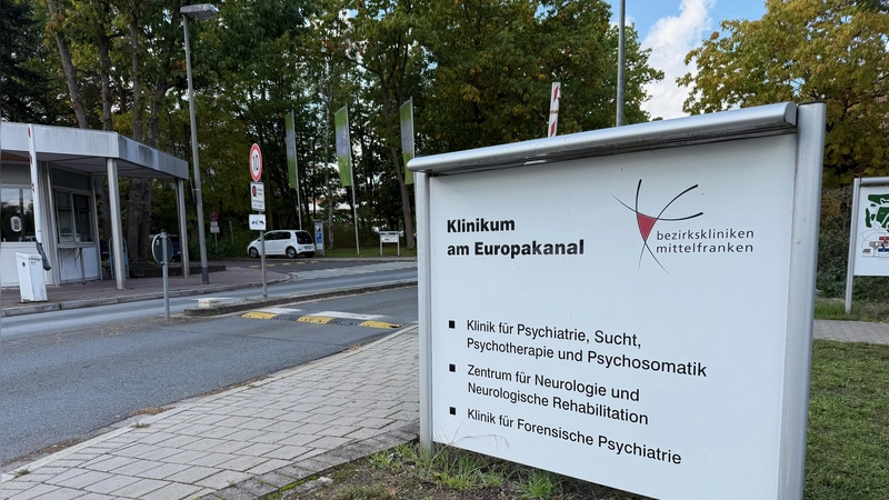 Es wurde sehr teuer, bis der Ansbacher aus Kolumbien zurück am Eingang des Bezirksklinikums Erlangen war. Dort ist er wegen seiner psychischen Erkrankung, die zu einem Amoklauf geführt hatte.  (Foto: Manfred Blendinger)