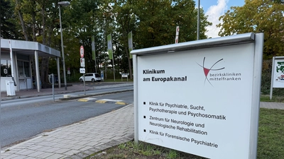 Es wurde sehr teuer, bis der Ansbacher aus Kolumbien zurück am Eingang des Erlanger Bezirksklinikums am Europakanal war. Dort ist er wegen seiner psychischen Erkrankung, die zu einem Amoklauf geführt hatte.  (Foto: Manfred Blendinger)