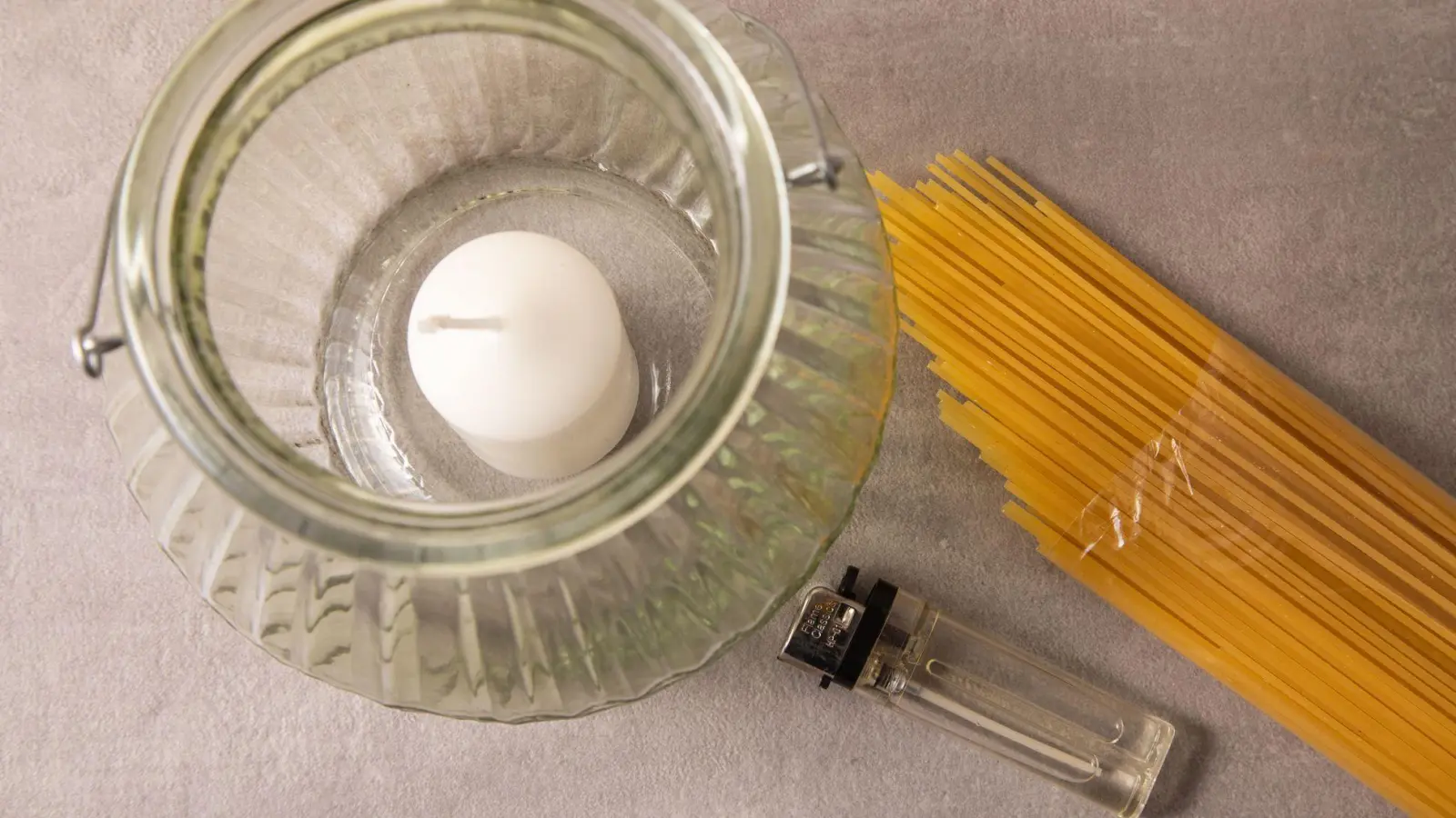 Lässt sich eine Kerze in einem hohen Glas mit einer Spaghetti anzünden? (Foto: Christin Klose/dpa-tmn)