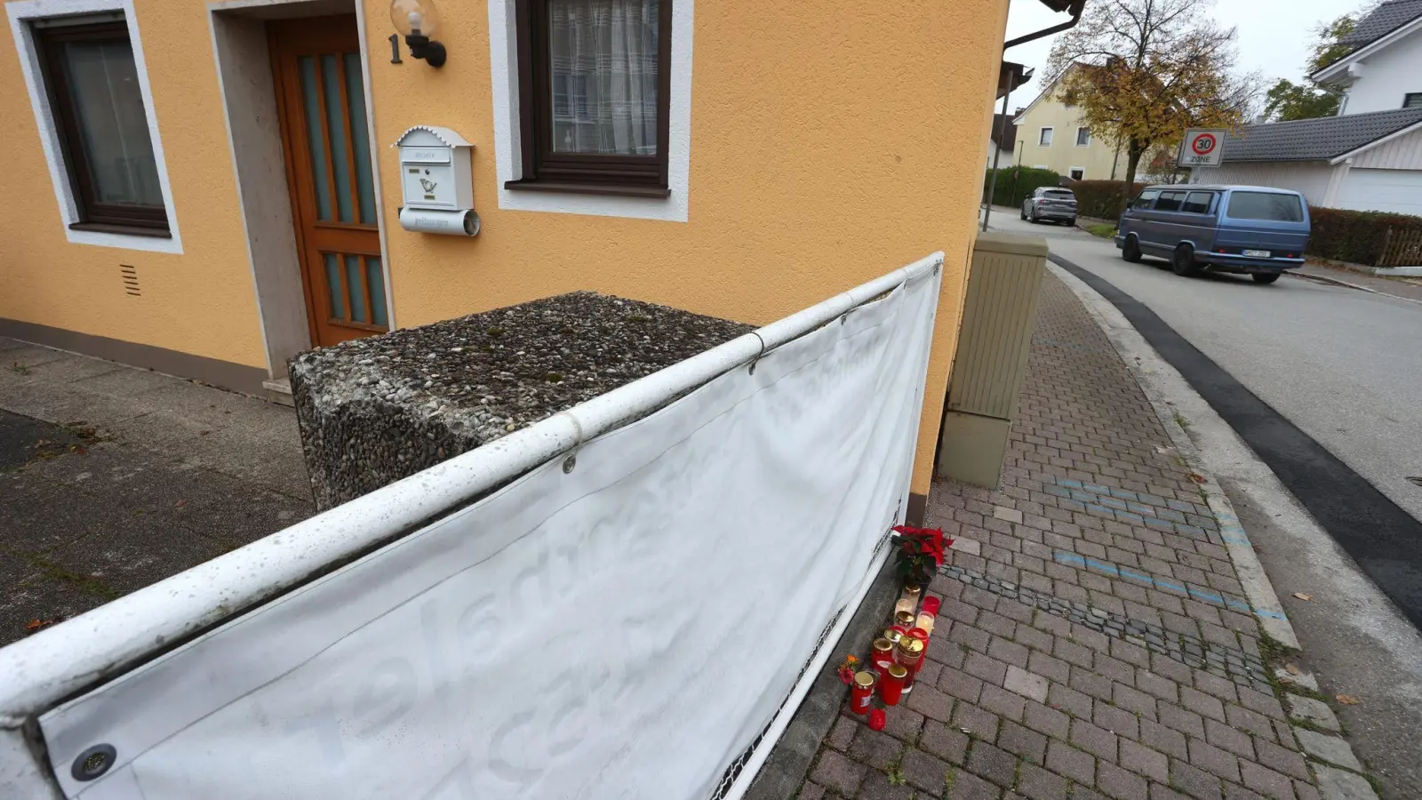 Kerzen und Blumen stehen vor dem Haus in Weilheim. (Foto: Karl-Josef Hildenbrand/dpa)