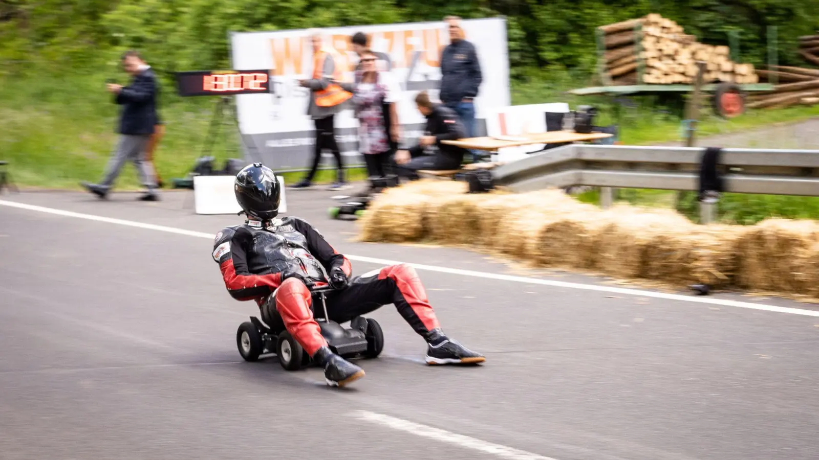 Der Hesse Marcel Paul rast  mit seinem modifizierten Bobby Car den Hang hinunter und bremst mit qualmenden Schuhen. (Foto: Frank Rumpenhorst/dpa)