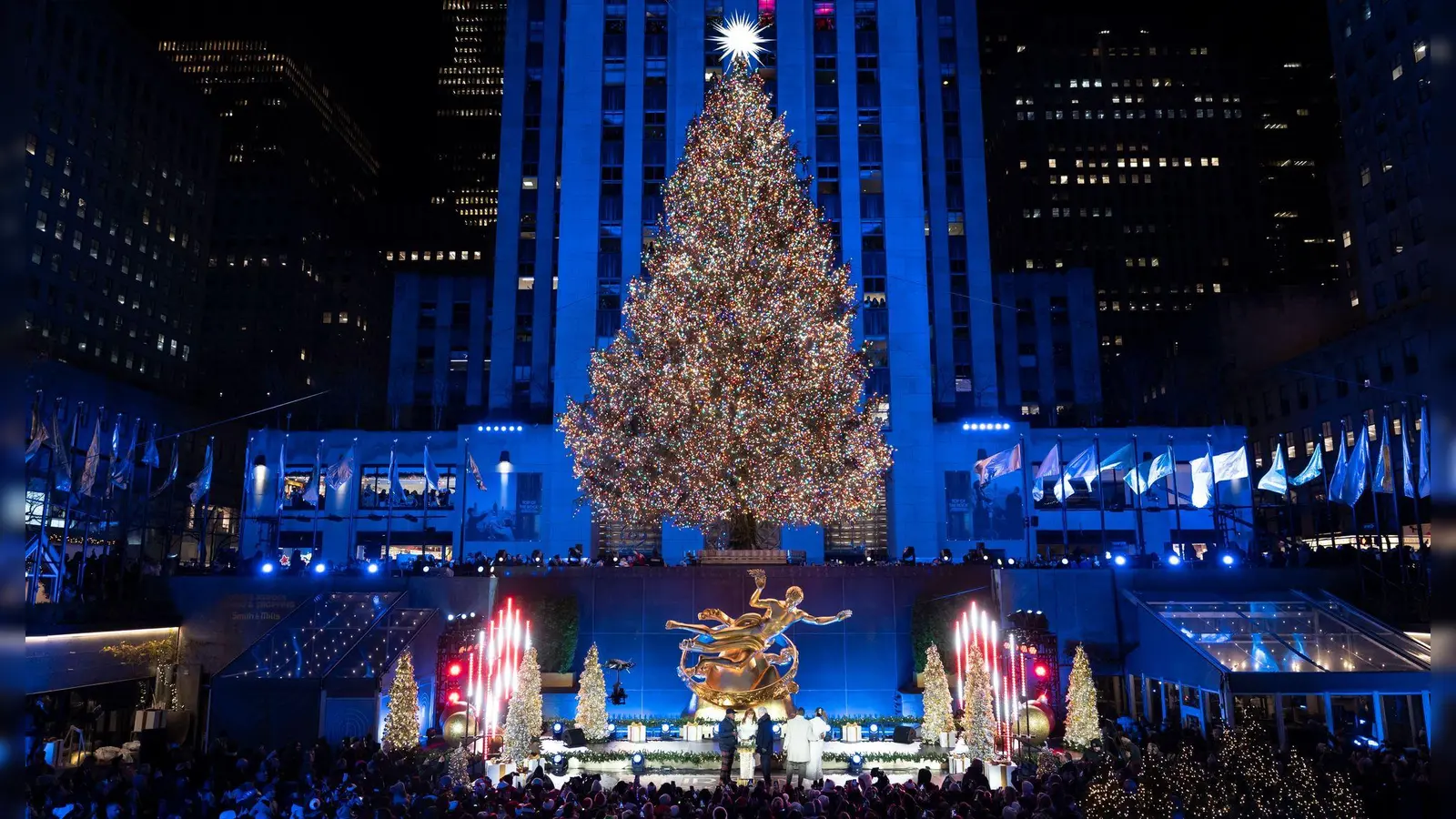 Der aktuelle Weihnachtsbaum am Rockefeller Center in Manhattan: Mehr als 20 Meter hoch und geschmückt mit über 50.000 LEDs markiert er den Beginn der Weihnachtszeit in New York. (Foto: Yuki Iwamura/AP/dpa)