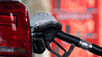 Tanken ist teuer geworden in der Iran-Krise. Vor Subventionen warnen Reiches Berater aber. (Symbolbild) (Foto: Sebastian Kahnert/dpa)