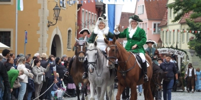 Markgrafenzeit und Bayerisches Feuchtwangen ist traditionell ein Block des Mooswiesen-Festzugs überschrieben: Hier zu sehen ist der Aufbruch zur Markgräflichen Jagd. (Foto: Jasmin Kiendl )