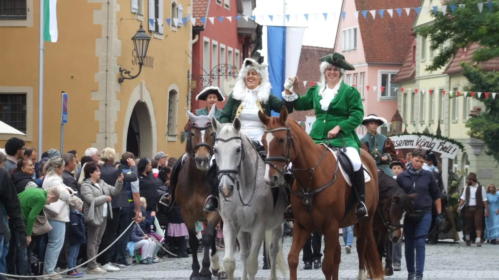 Markgrafenzeit und Bayerisches Feuchtwangen ist traditionell ein Block des Mooswiesen-Festzugs überschrieben: Hier zu sehen ist der Aufbruch zur Markgräflichen Jagd. (Foto: Jasmin Kiendl )