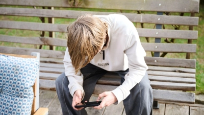 Viele Kinder und Jugendliche verbringen zu viel Zeit mit digitalen Medien, was bei Eltern oft zu Sorge und Überforderung führt. (Foto: Annette Riedl/dpa/dpa-tmn)