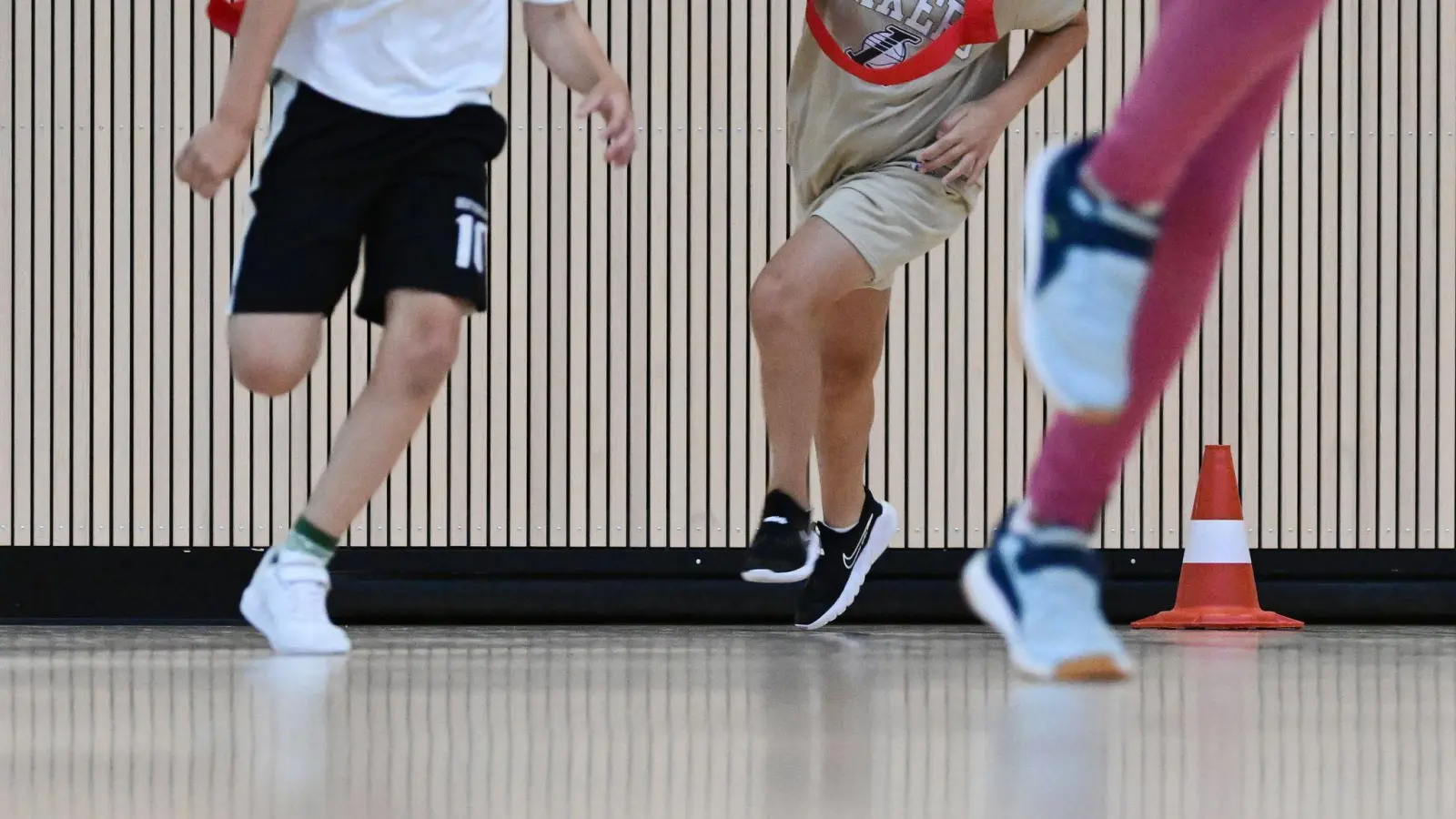 Bayerns Schüler sollen in Zukunft mehr Sportunterricht erhalten.  (Symbolbild) (Foto: Bernd Weißbrod/dpa)