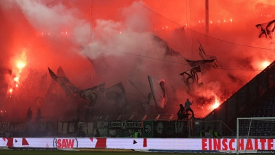 Kommt Hannover teuer zu stehen: Pyrotechnik im Fanblock. (Archivbild) (Foto: Andreas Gora/dpa)