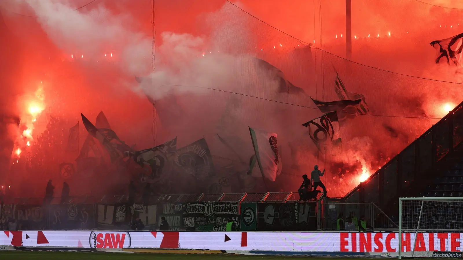 Kommt Hannover teuer zu stehen: Pyrotechnik im Fanblock. (Archivbild) (Foto: Andreas Gora/dpa)