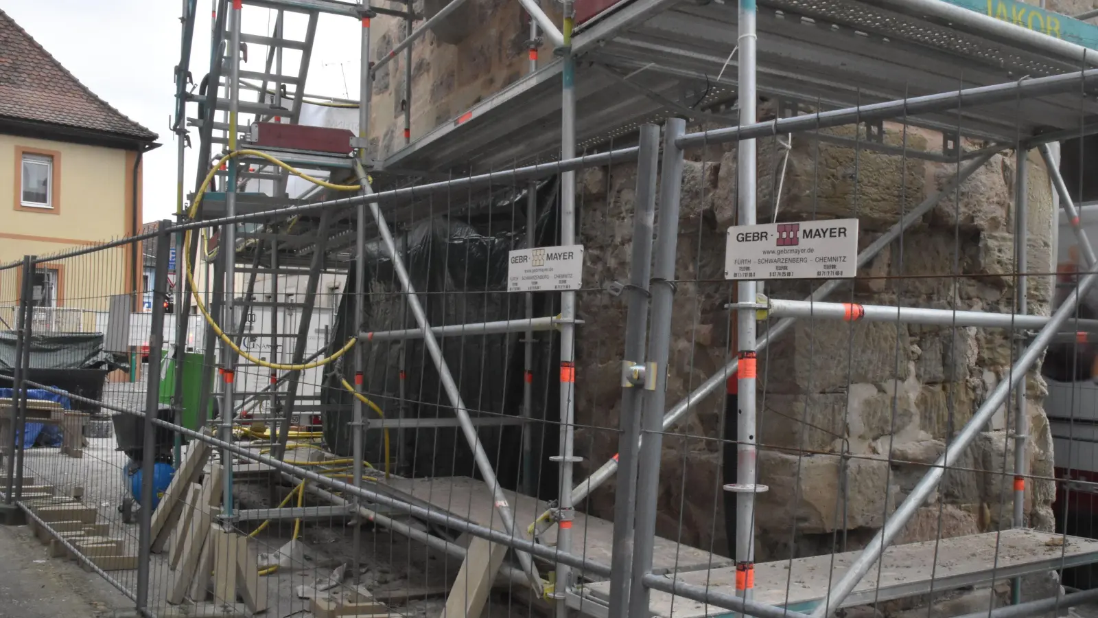 Der untere Bereich des Scheinfelder Torturms ist nach wie vor noch eine Baustelle. Der Sandstein ist dort offenbar deutlich stärker in Mitleidenschaft gezogen als ursprünglich absehbar war. (Foto: Andreas Reum)