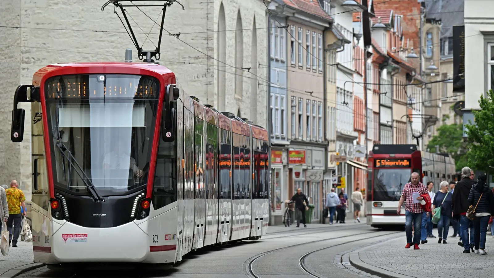Im ÖPNV sind Straßenbahnen ein wichtiges Rückgrat.  (Foto: Martin Schutt/dpa)