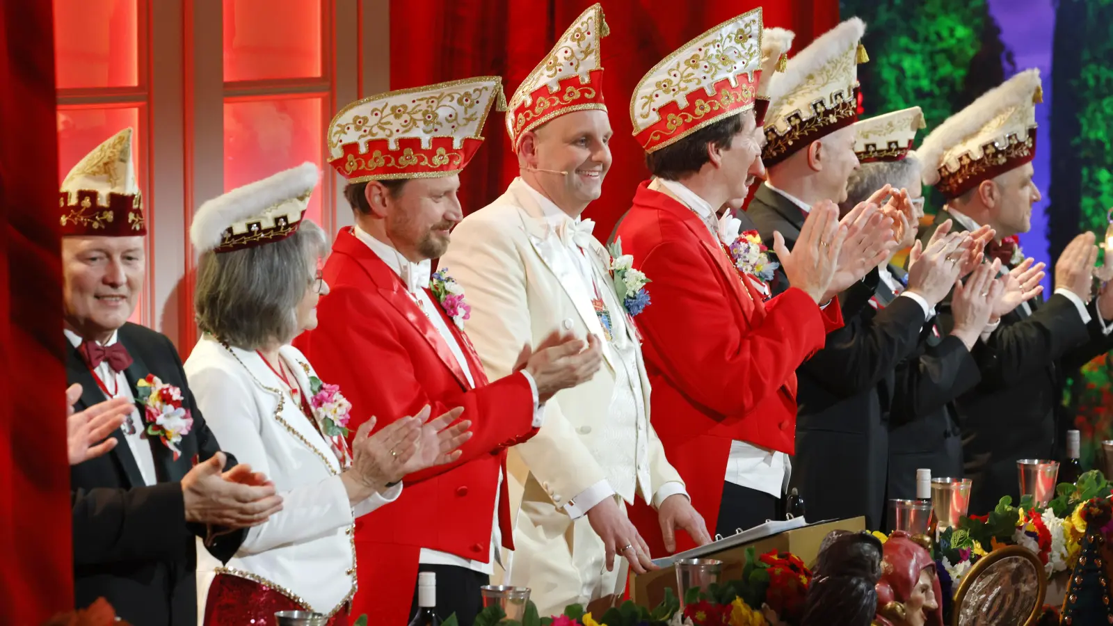 Inmitten des Elferrats: Sitzungspräsident Christoph Maul aus Schillingsfürst. (Foto: Reinhard Zichy)