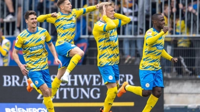 Braunschweigs Saulo Decarli (3.v-l) läuft jubelnd nach seinem Tor uum 1:0 in der 82. Minute über das Spielfeld. (Foto: Andreas Gora/dpa)