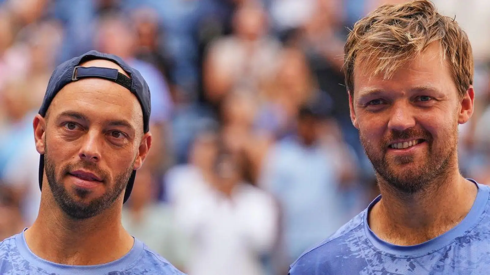 Tim Pütz (l) und Kevin Krawietz präsentieren die Trophäe nach der Finalniederlage bei den US Open.  (Foto: Kirsty Wigglesworth/AP/dpa)